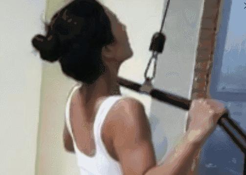 世界最年轻辣妈身材,比基尼走秀夏日套装欧美辣妈