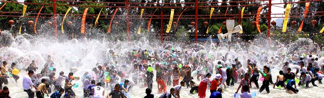 期待来云南的第一个泼水节,欢迎朋友们来云南泼水节