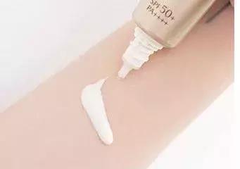 新买的安耐晒味道和以前的不一样,刚买的安耐晒和之前的味道不一样