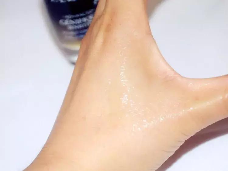 安瓶精华和小黑瓶哪个好,安瓶和安瓶精华的区别在哪里