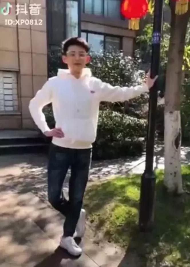 看完我妈拍的春游照片,我跟我爸都哭了……