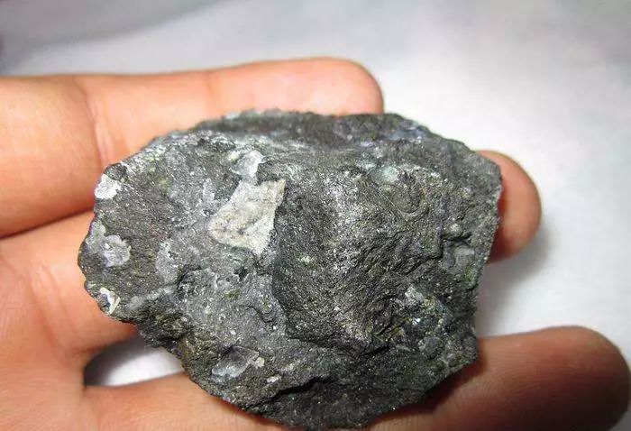 钻石为什么那么值钱 (钻石是怎么形成的为什么这么值钱)