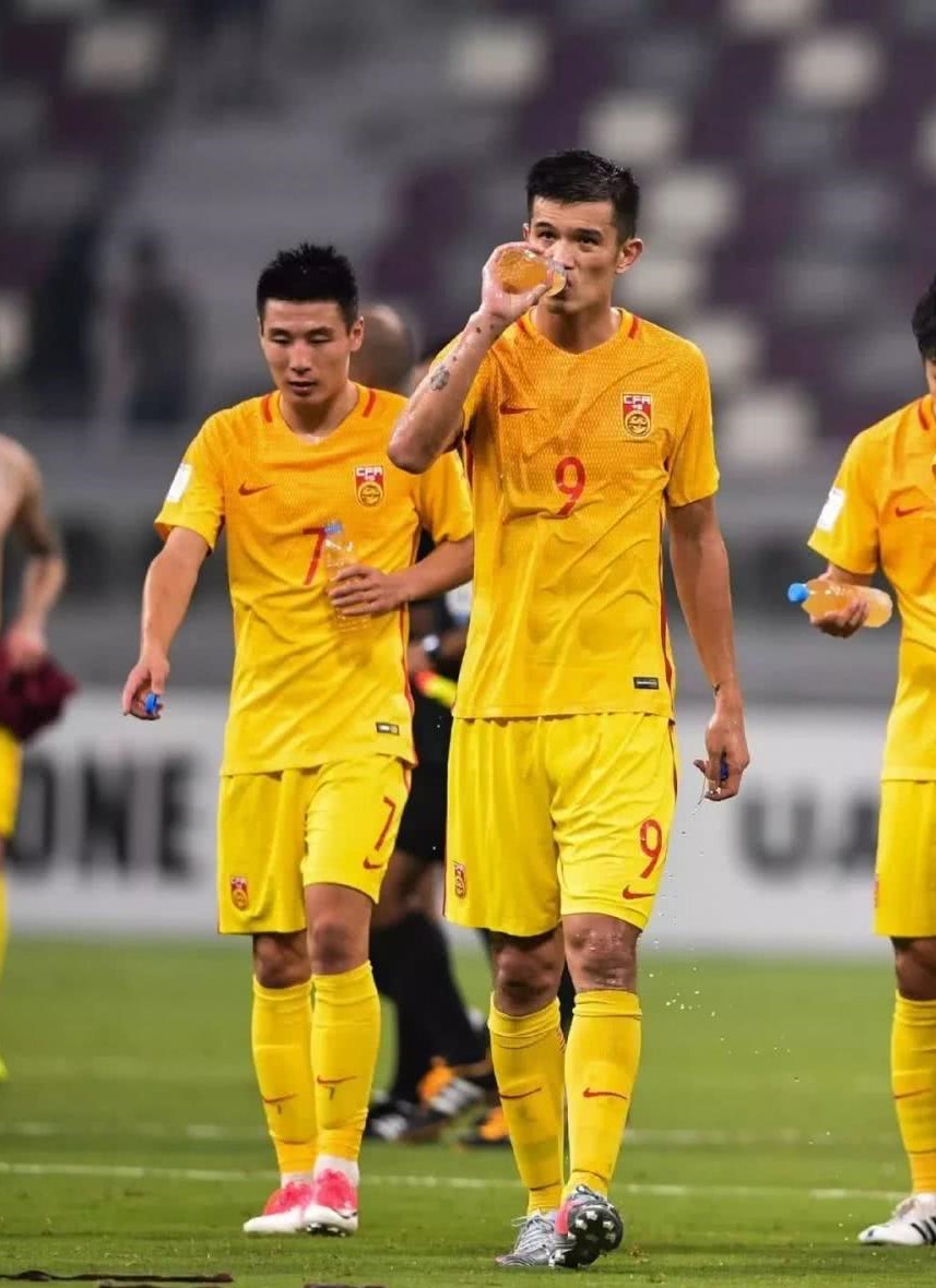 足球运动员走进更衣室视频,足球更衣室好还是篮球更衣室好