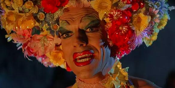 V字仇杀队全程不露脸征服观众,雨果维文是真正好莱坞大师级演员