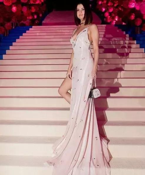 贾斯汀比伯前任赛琳娜,傻脸娜和贾斯汀比伯以前在一起