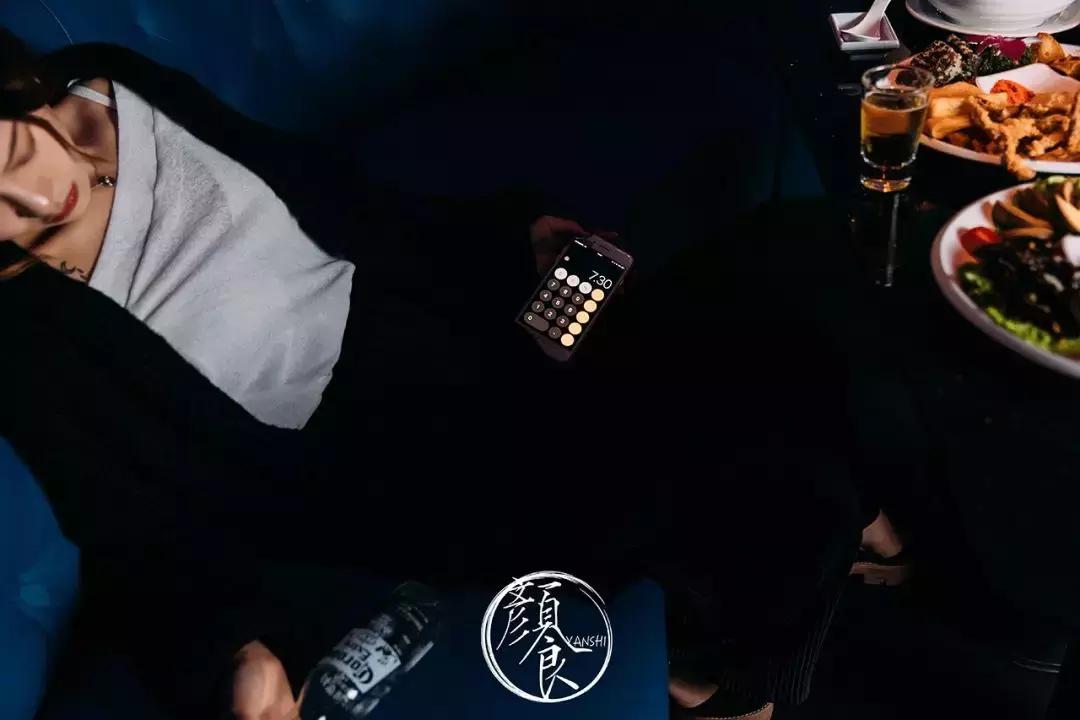 我在「纯K」中见到同一个姑娘，五次