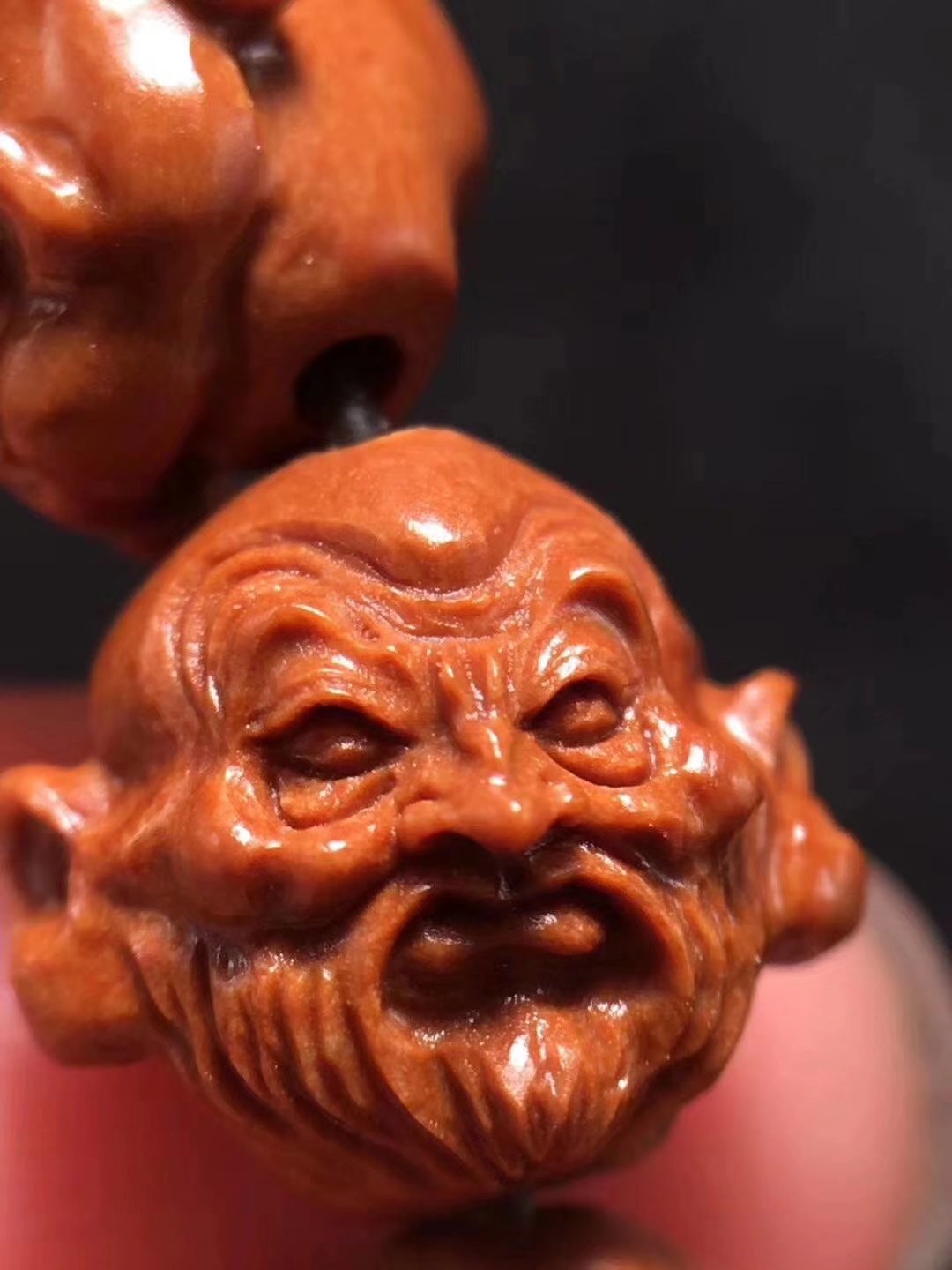 橄榄核雕有哪些套路,橄榄核小籽雕刻师