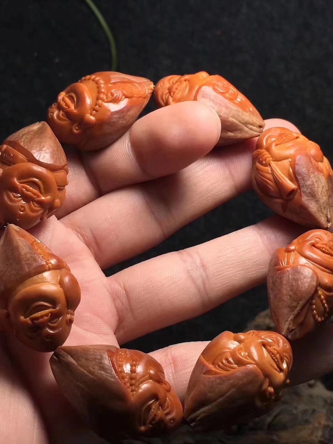 橄榄核雕有哪些套路,橄榄核小籽雕刻师