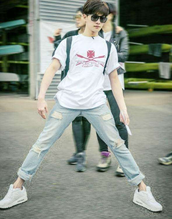 杨洋鹿晗王俊凯,杨洋的腿型是什么样的