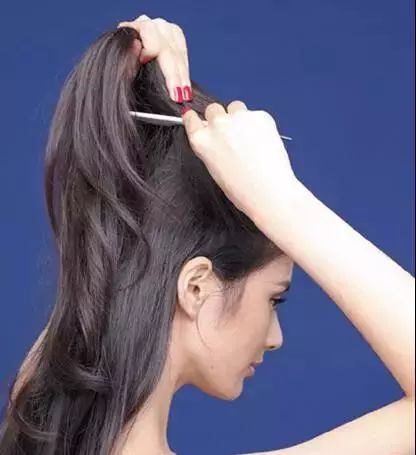 超短烫发刘海怎么扎头发简单好看,40岁的女人烫发后咋扎头发