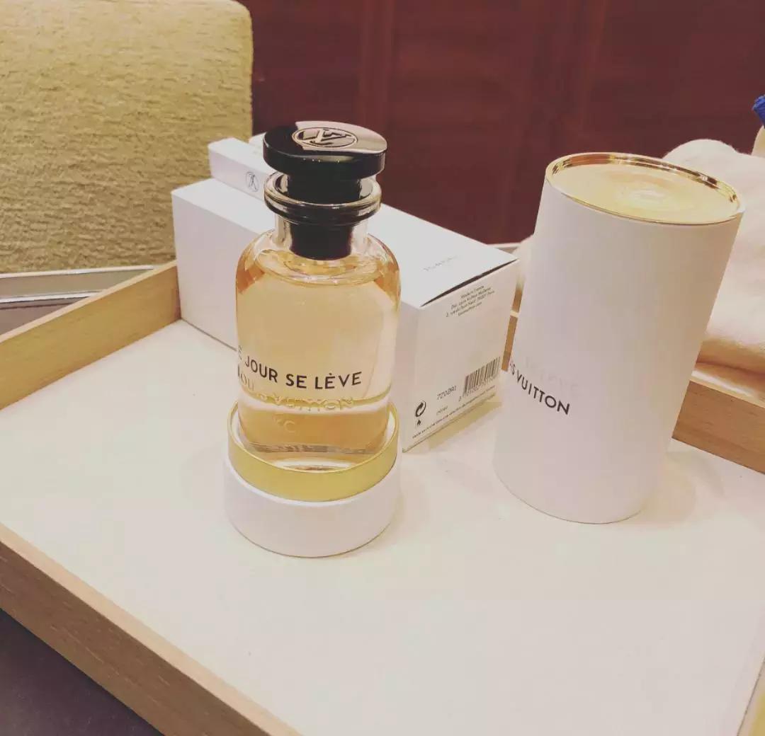 喷着LV新出的第8款香水，到香奈儿街机店夹口红去！