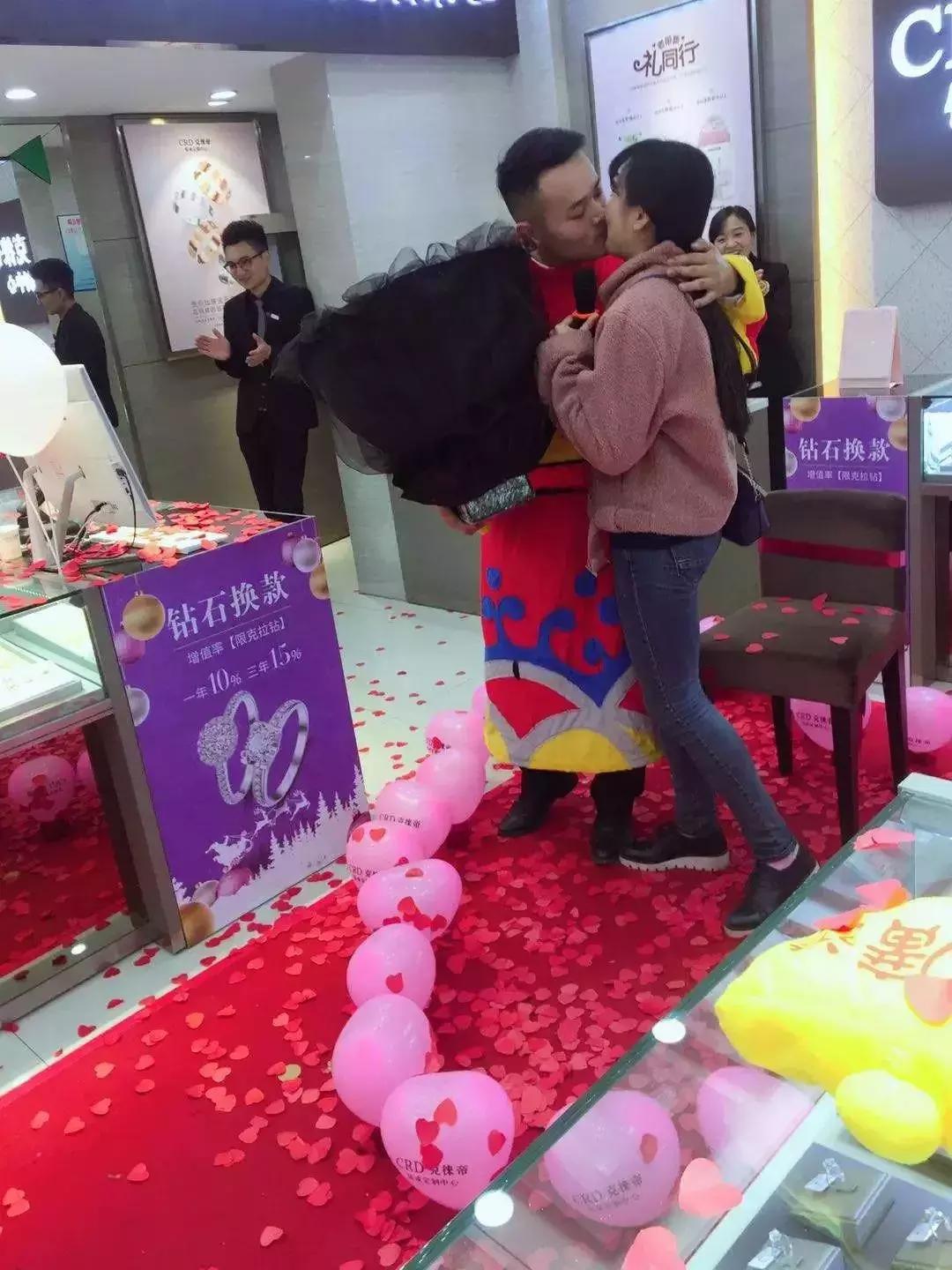 如果这样跟你求婚你会接受吗,他是用什么方式跟你表白的