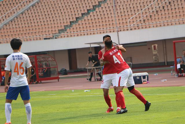 内讧！恒大两“纹身”球员赛场上就互殴，高层正紧急商讨处罚方案