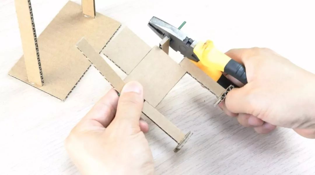 身材不是强项，动作马马虎虎，但单杠小子的滑稽劲特招人喜欢