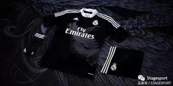 谁说打篮球就一定要穿好的球鞋,supreme白色足球衣