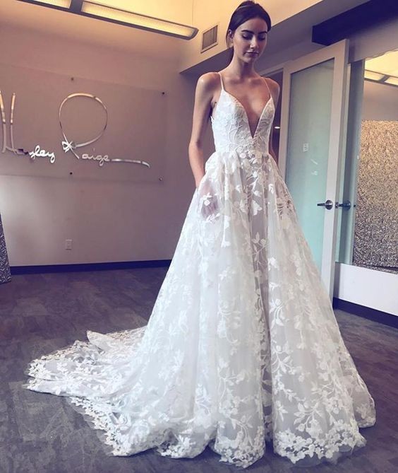 平胸女孩挑婚纱谨记3重点首选吊带款式，修饰比例丰满上围