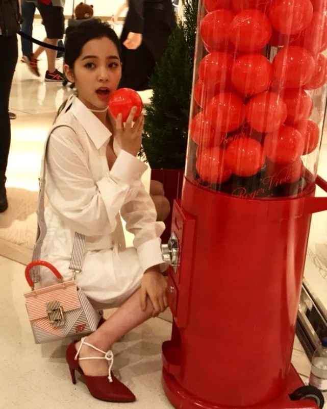 欧阳娜娜台上休闲装,欧阳娜娜近日活动礼服