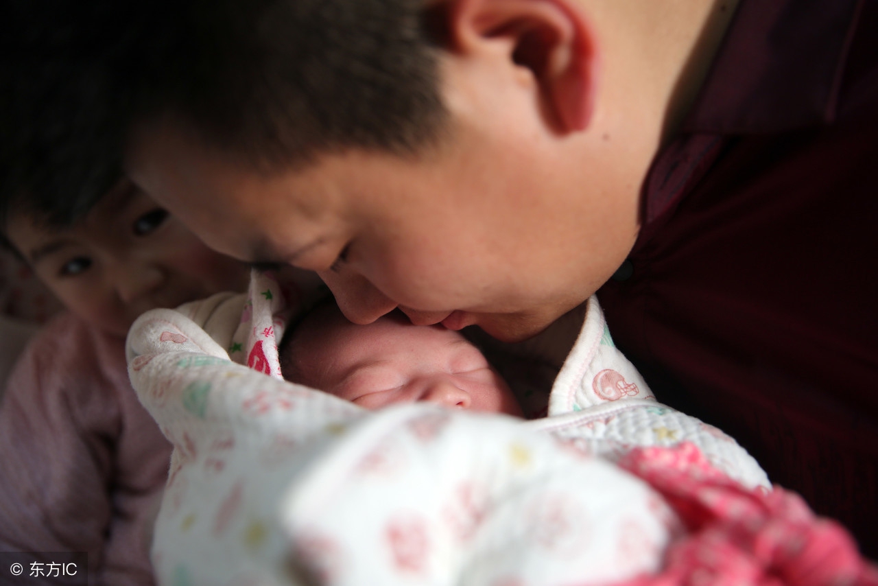 生完孩子自己怎么按压肚子,生完孩子按压肚子教程