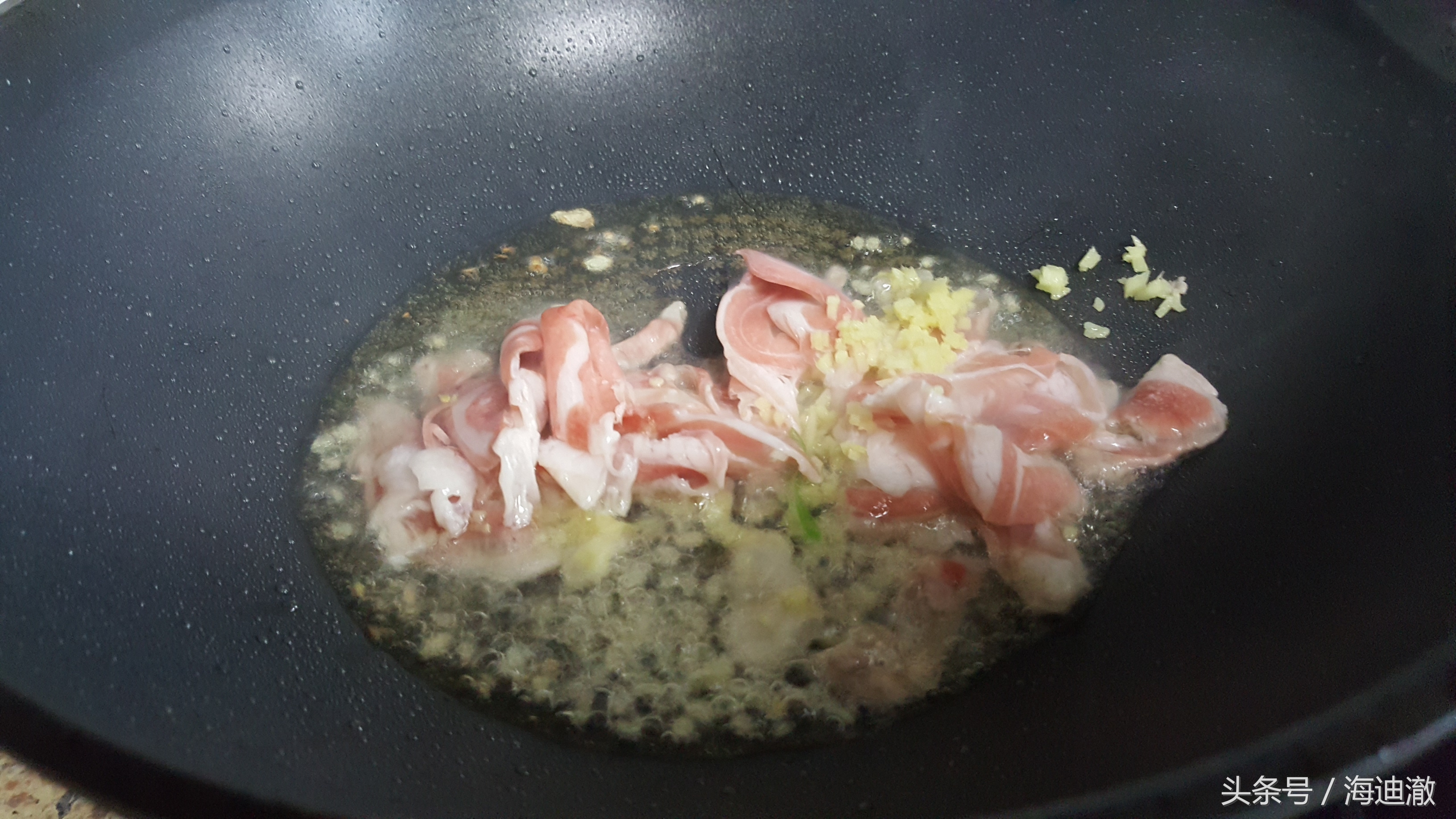 它的叶子常被人丢弃，殊不知其含有大量胡萝卜素孩子吃了长大个