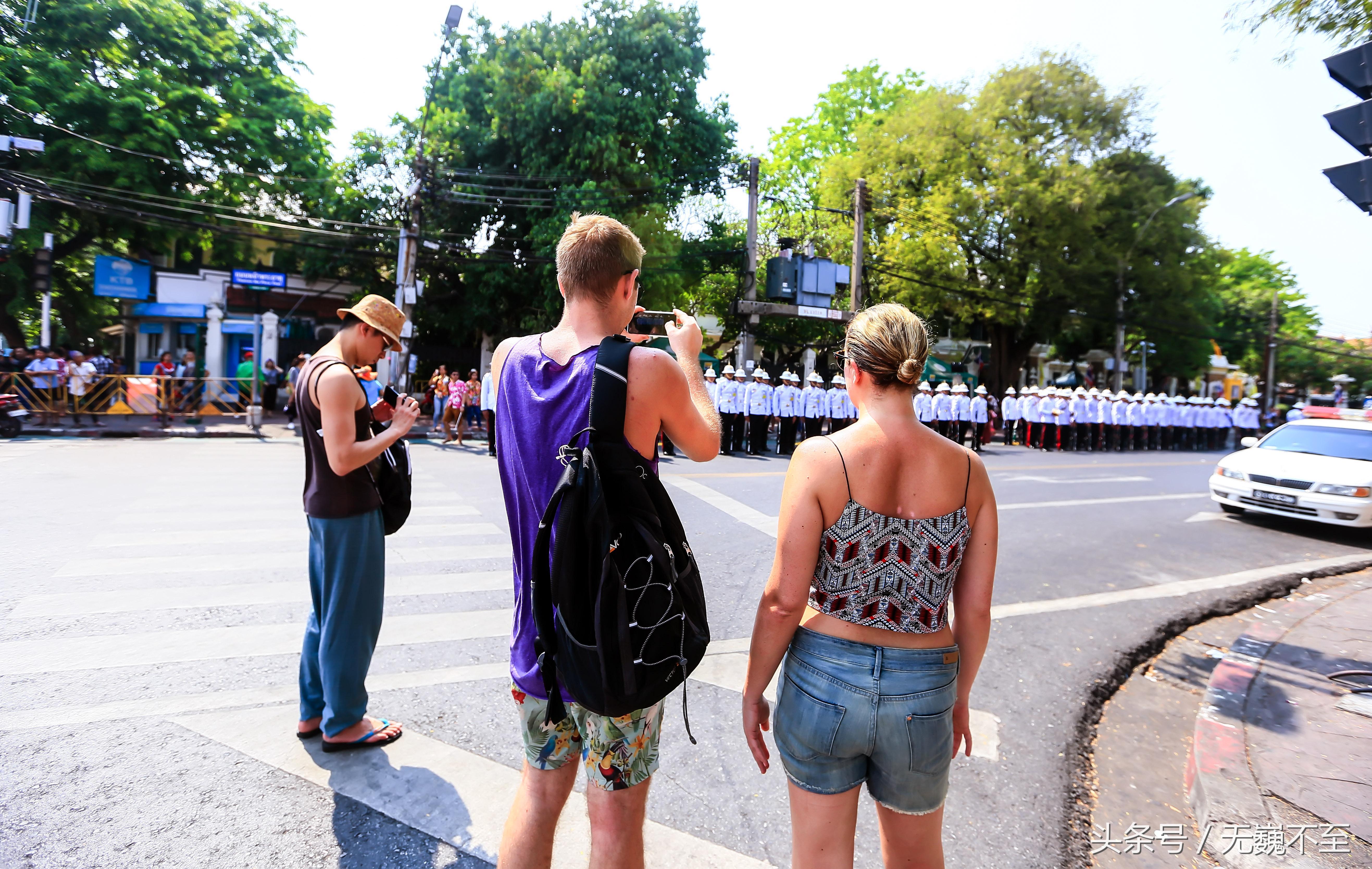 踏春曼谷，泼水大战前竟然先把泰国皇家卫队“检阅”一遍