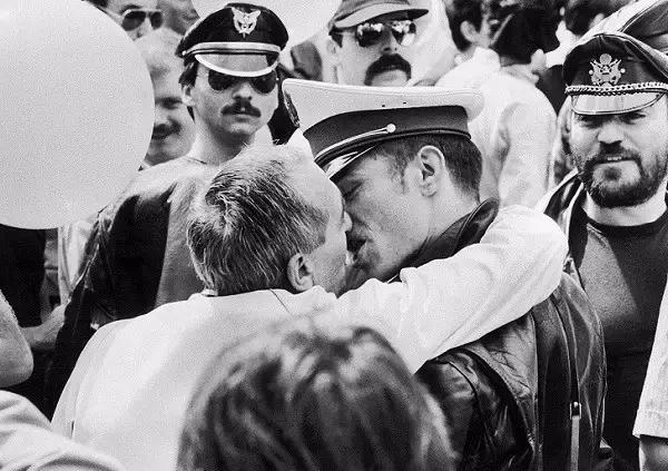 百年残暴治疗史堆砌的事实:同性恋不是病,请放弃治疗