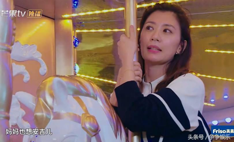 贾静雯带咘咘滑滑梯咘咘一脸懵,贾静雯晒疯狂游玩照咘咘一脸淡定