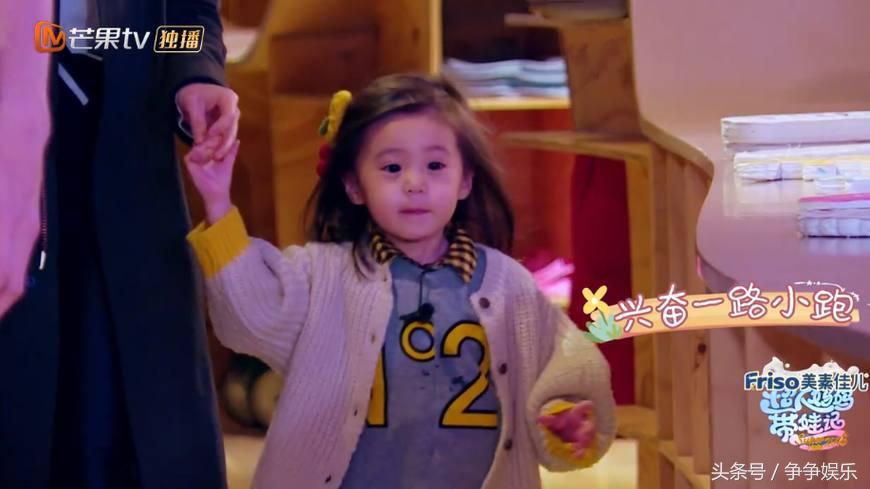 贾静雯带咘咘滑滑梯咘咘一脸懵,贾静雯晒疯狂游玩照咘咘一脸淡定