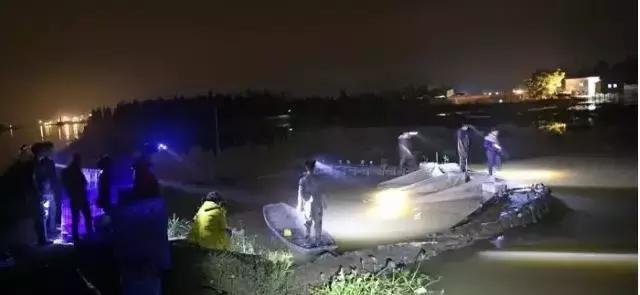 细长的白色水虫,东北小水虫