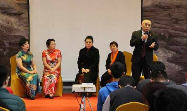 济南，一场300多人参与的同性恋亲友恳谈会上发生了什么？