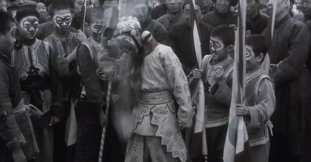 口欲的施虐到*欲情**的压抑，从程蝶衣的阉割到真虞姬的自刎