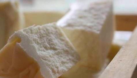 后背长了一个螨虫大疙瘩怎么去除,两天不洗澡就后背长痘痘是螨虫吗