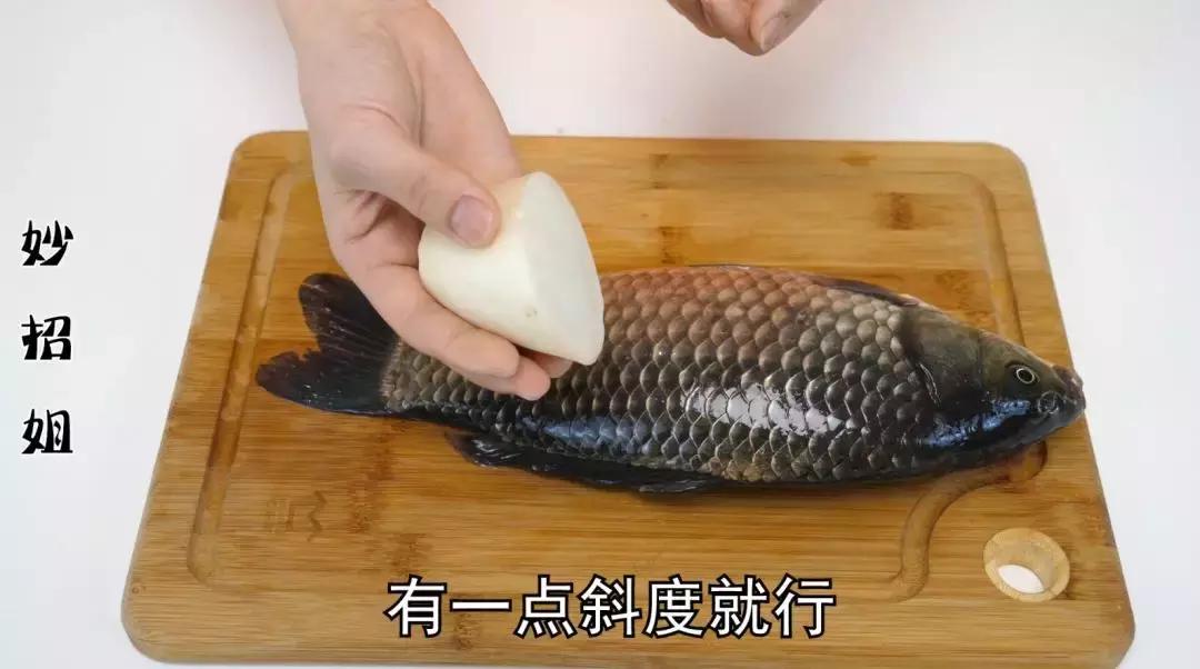 用萝卜刮鱼鳞,刮鱼鳞不用刀用萝卜
