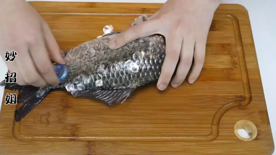 用萝卜刮鱼鳞,刮鱼鳞不用刀用萝卜