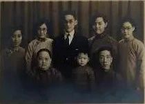 面对产科医生不许结婚生子的无理规定，她说：那我就一辈子不嫁！