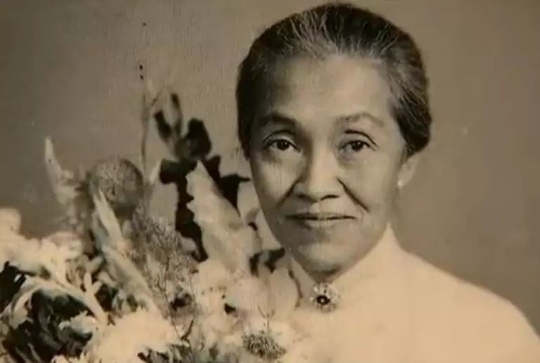 面对产科医生不许结婚生子的无理规定，她说：那我就一辈子不嫁！