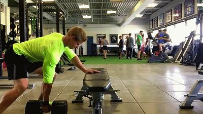 初学者如何用哑铃健身训练,健身房肌肉哑铃