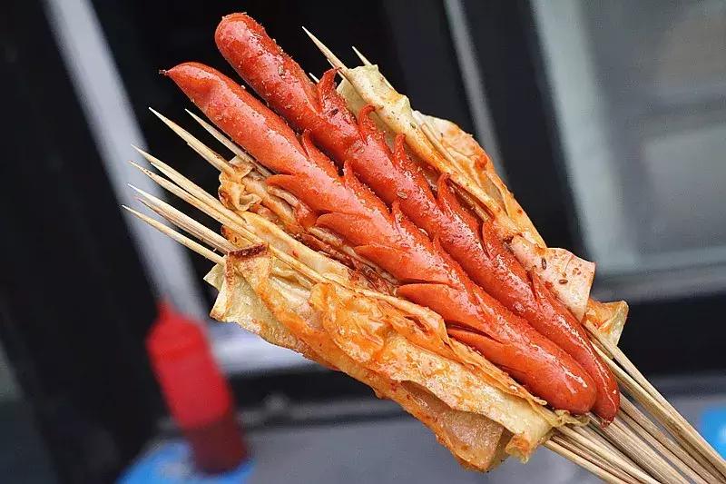 一出摊就排队了,出摊就排队的盒饭