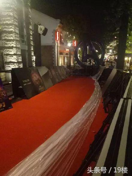 上海迪士尼爆满人挤人,上海迪士尼乐园实时排队人数