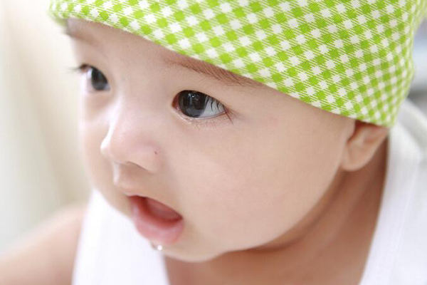 0至6个月婴儿不能喝水吗,6个月孩子不用奶瓶喝水