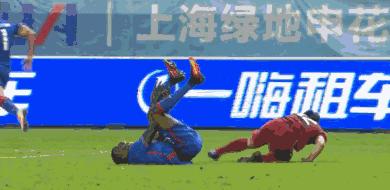 足球场上老被爆头怎么办,足球场上十大惨烈瞬间