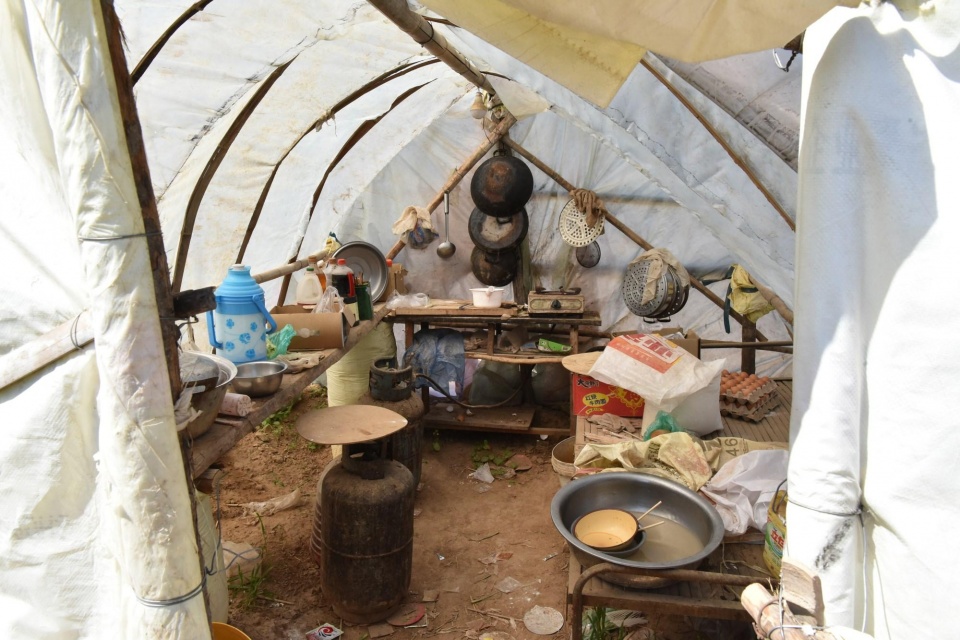 一家人蜗居,一家人蜗居在一间房太憋屈了