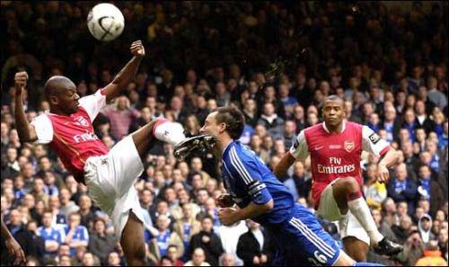 足球场上老被爆头怎么办,足球场上十大惨烈瞬间