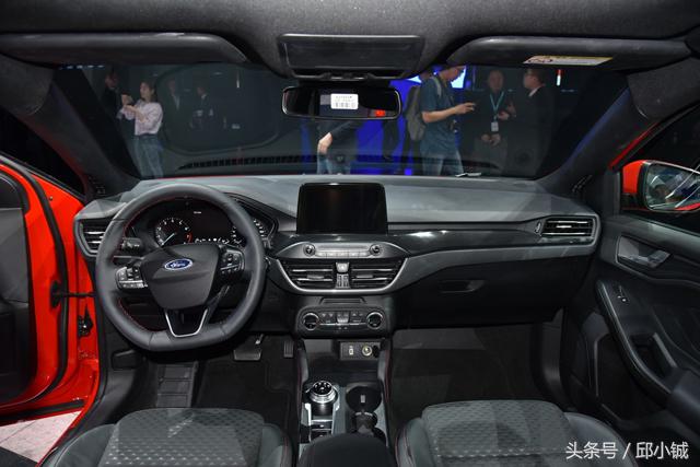 后排可放平的福克斯,全新福克斯2022款后排能放倒