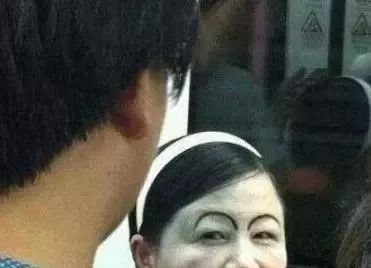 眼袋黑眼圈脂肪粒的消除方法,眼袋黑眼圈最有效的去除方法17岁