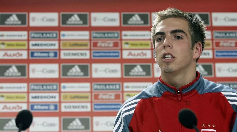 这位1米7的巨人已离开绿茵场上快1年了，你还记得吗？