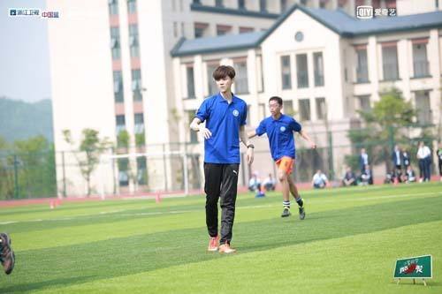 鹿晗加入职业足球队,鹿晗为中国足球增添一份力量