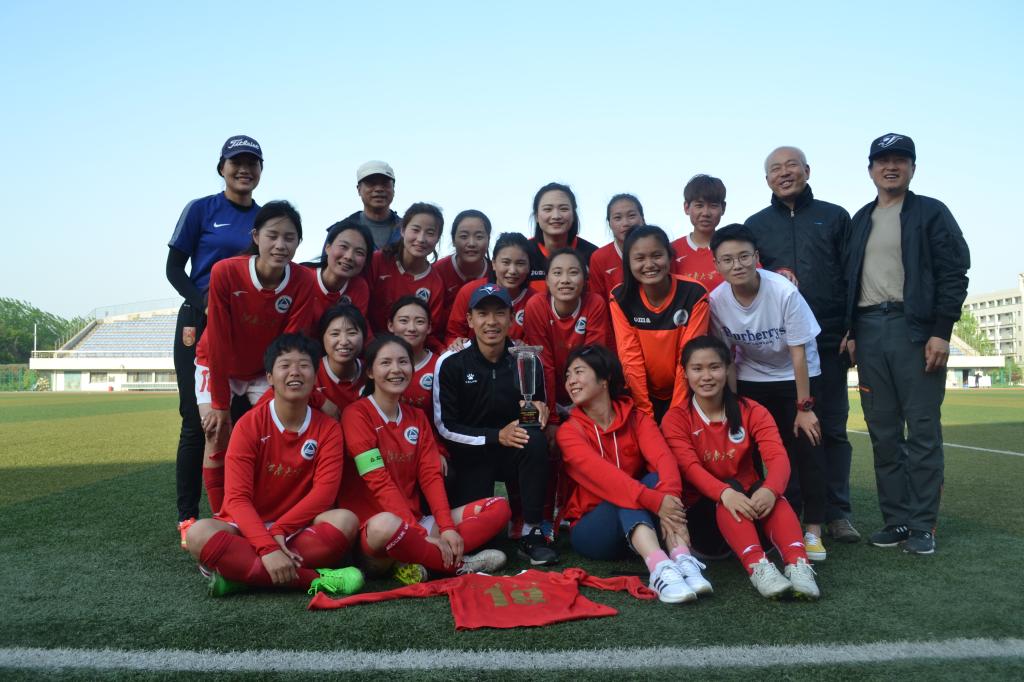 江南大学羽毛球赛冠军,江南学校女子篮球队夺冠