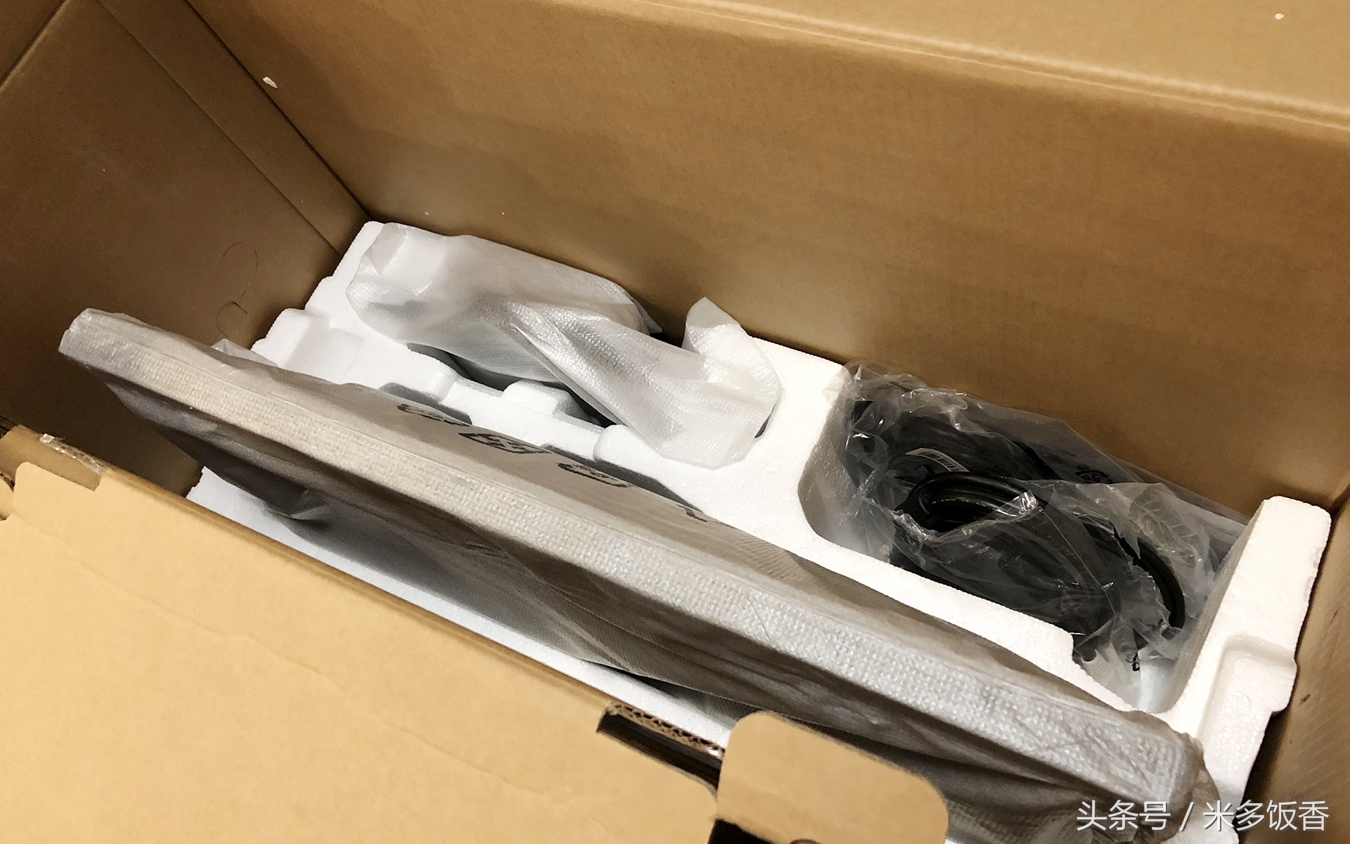 sw240显示器和苹果显示器对比,sw240显示器与苹果显示器