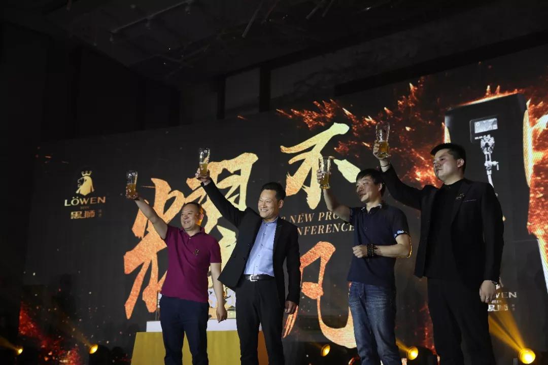 雪花黑狮原浆啤酒,网红直播饮白酒