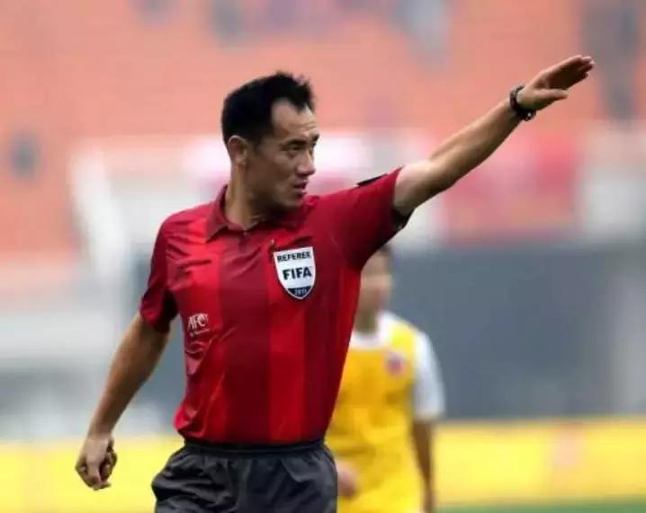 足球比赛球踢到裁判了怎么办,足球比赛可以用球踢裁判吗